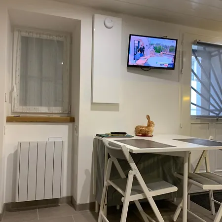 Charmante Petite Maison En Pierre, Avec Acces Autonome * Satillieu
